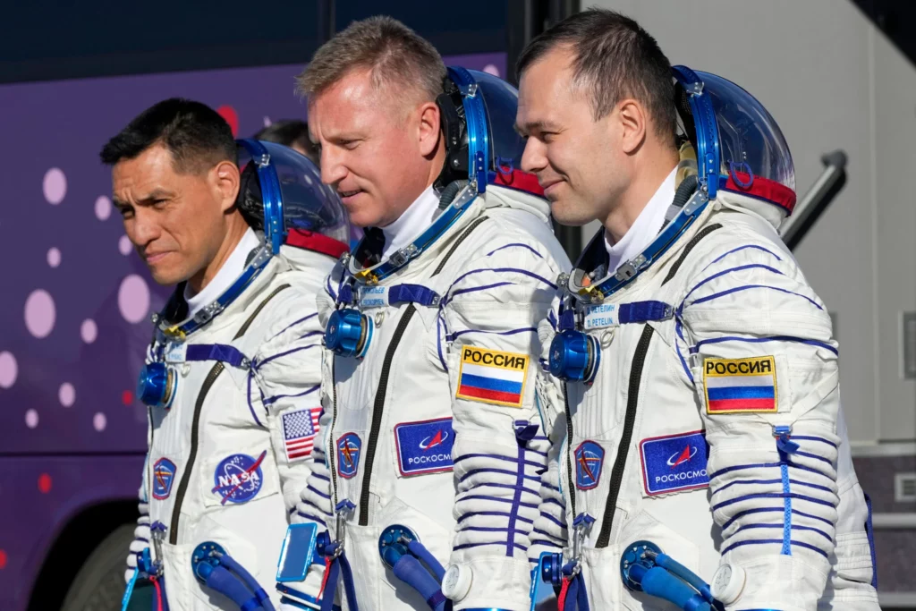 Volvieron a la tierra tres astronautas después de un año en el espacio