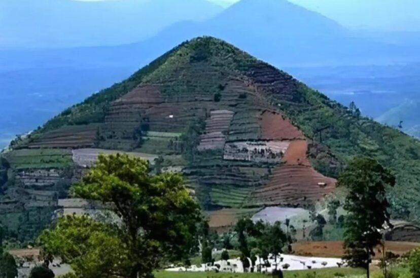 Hallazgo arqueológico descubren enterrada a la pirámide más antigua