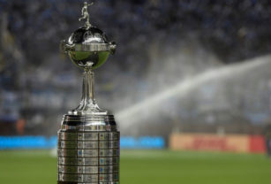 El trofeo de la Copa Libertadores.