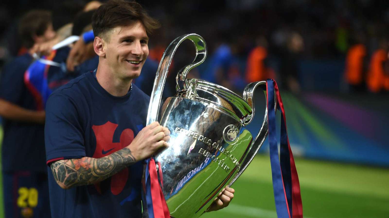 Lionel Messi con el trofeo de la Champions Legue.