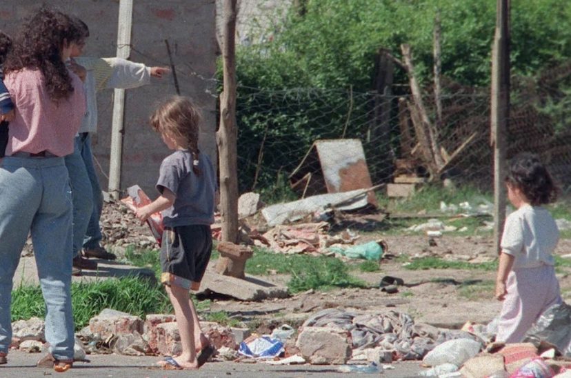 Gente viviendo en la calle, tristes postales de la pobreza.