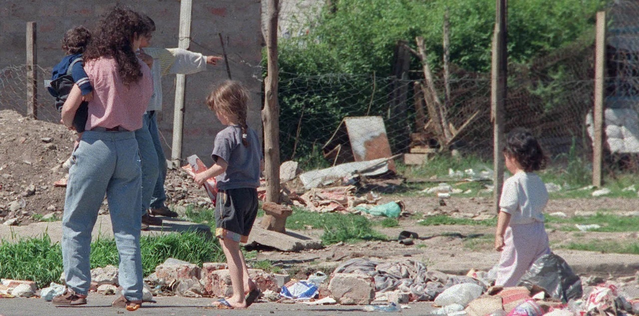 Gente viviendo en la calle, tristes postales de la pobreza.