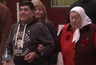 Maradona hebe madres de plaza de mayo