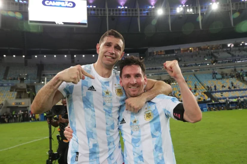 Dibu Martinez y Lionel Messi