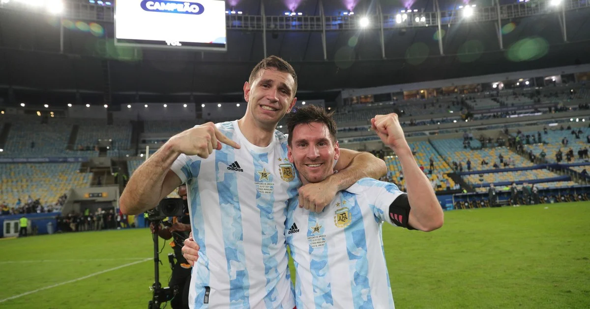 Dibu Martinez y Lionel Messi