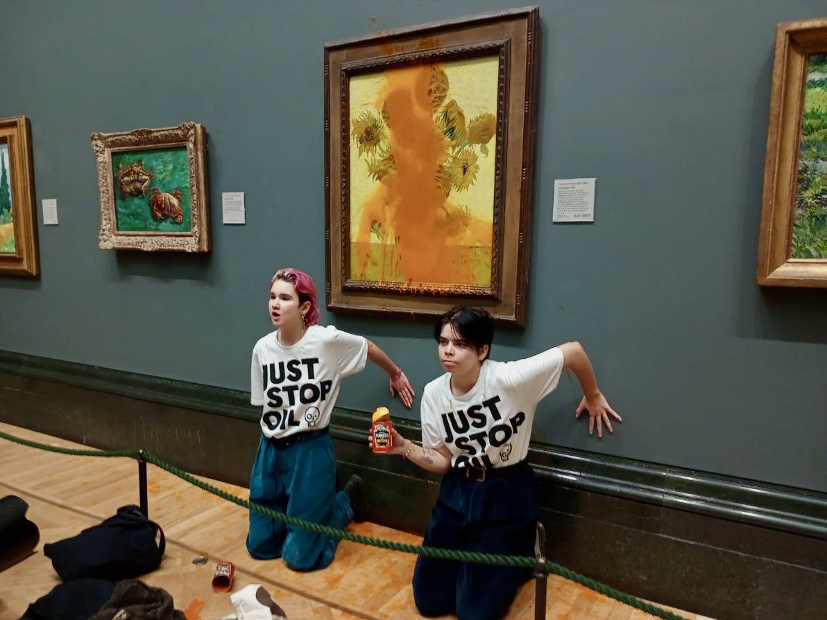 Activistas y cuadro de Van Gogh