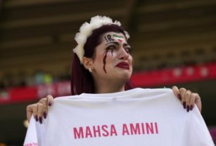 Mujer protesta por Mahsa Amini