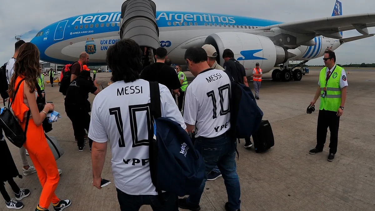 Hinchas argentinos partieron desde Ezeiza para ver el partido contra Países Bajos.