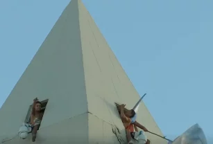 Hinchas arriba del Obelisco