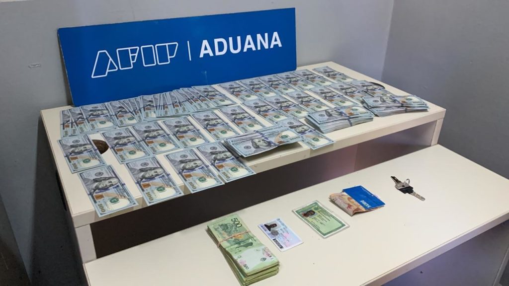 Dólares Aduana escondidos en los tobillos