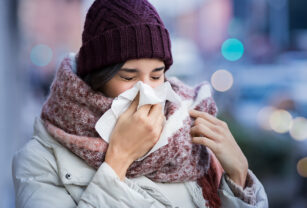 Mujer con gripe o resfrío