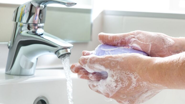 lavar las manos con jabón