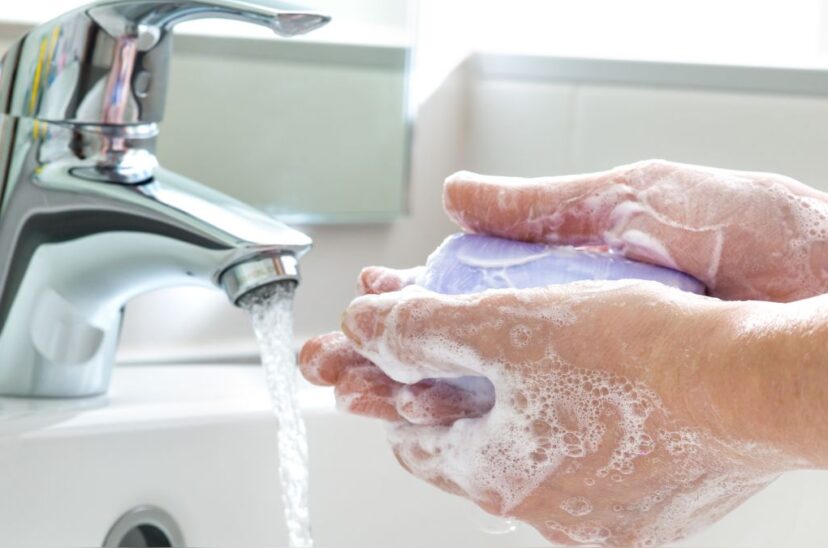 lavar las manos con jabón