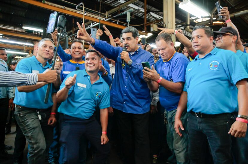 Nicolás Maduro en la fábrica de caucho.