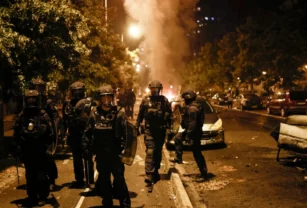 policías en las protestas de Francia