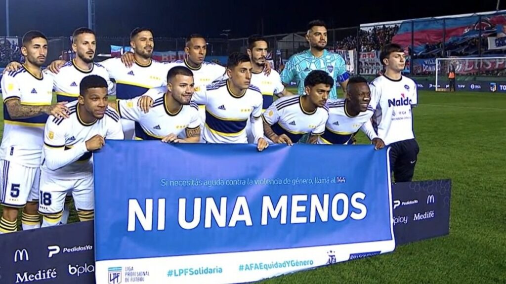 Sebastián Villa y el resto de los jugadores con el cartel del NUM.