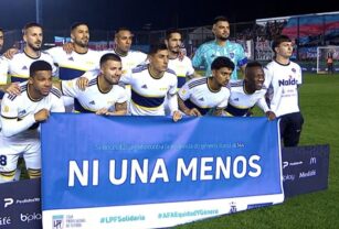 Sebastián Villa y el resto de los jugadores con el cartel del NUM.