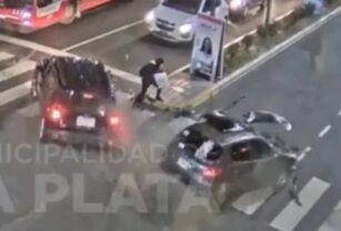 Choque La Plata ilesa mujer autos