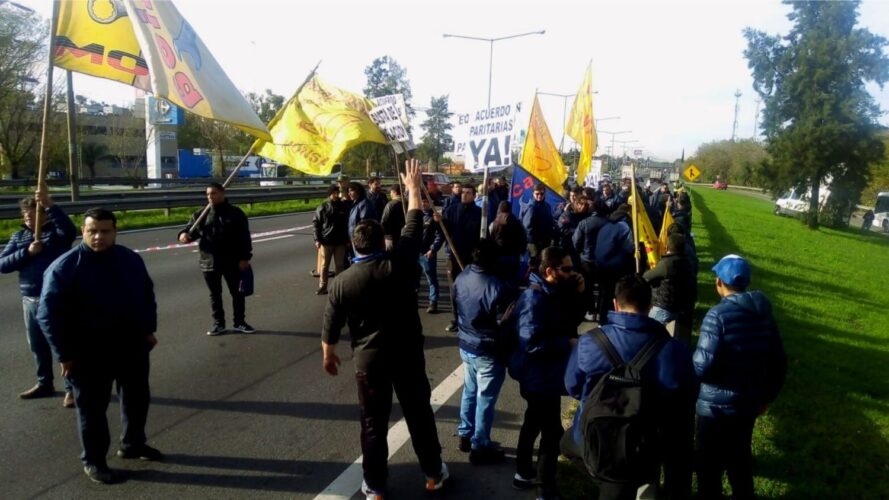 Choferes de la línea 60 cortando Panamericana en mayo.