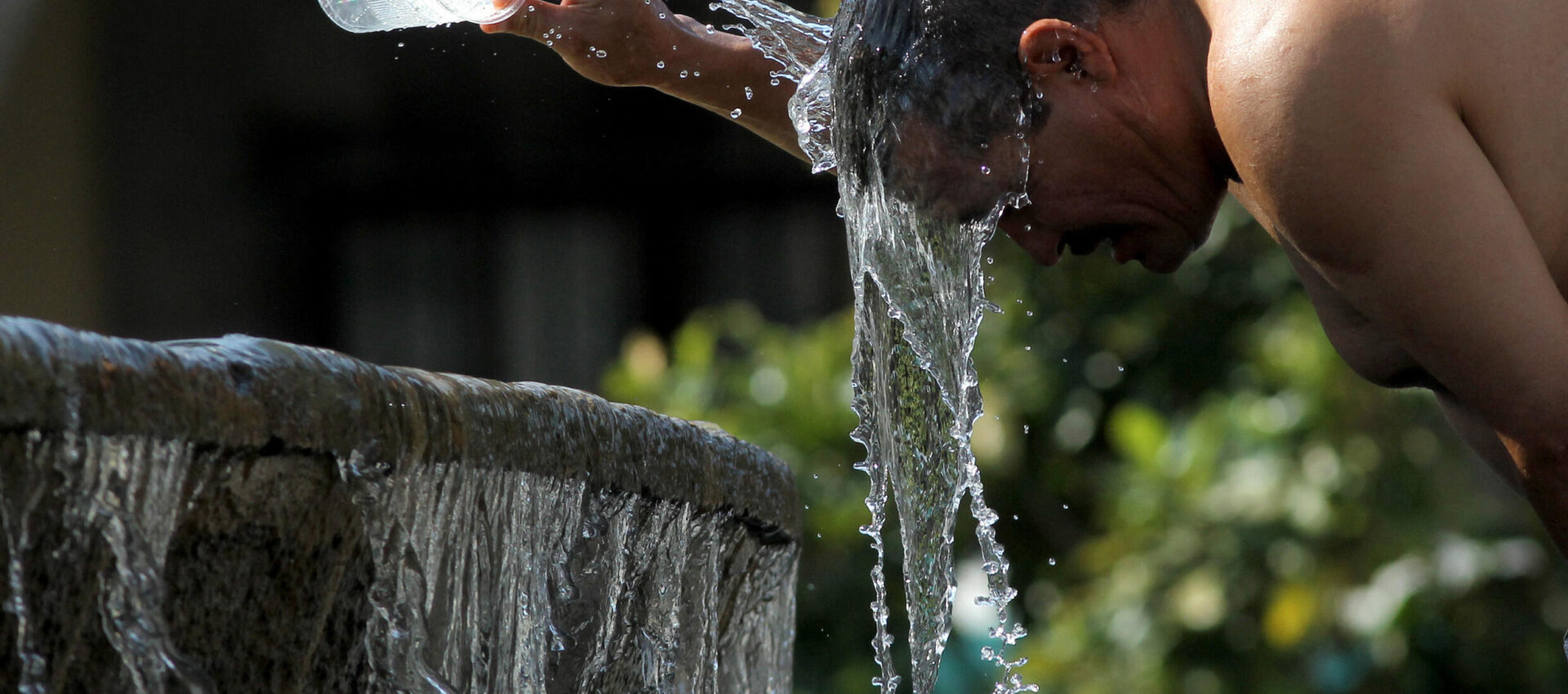 Persona refrescándose por las altas temperaturas.