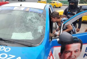 Auto de Estefany Puente, candidata atacada en Ecuador.