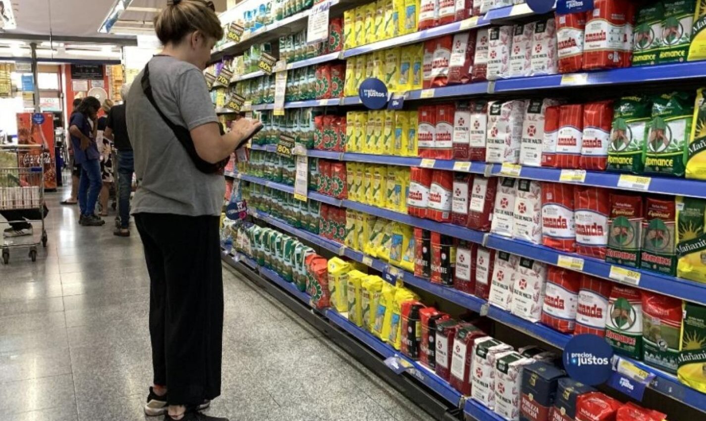 Inflación - Mujer en el supermercado