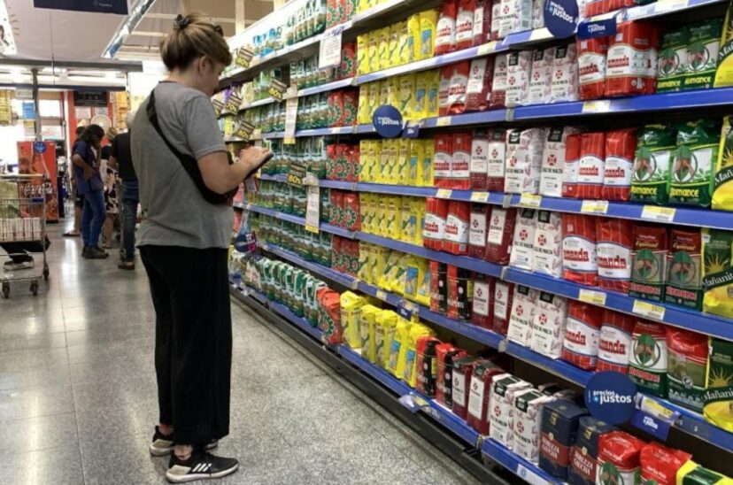 Inflación - Mujer en el supermercado