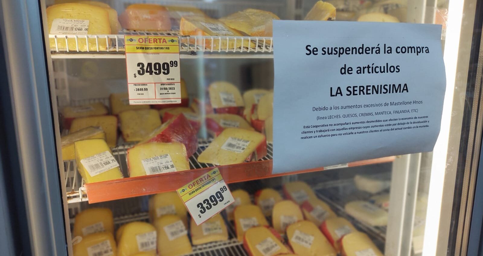 Cartel anunciando la suspensión de la venta de productos La Serenísima
