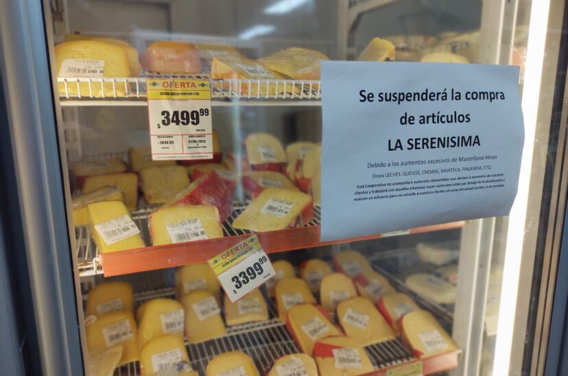 Cartel anunciando la suspensión de la venta de productos La Serenísima