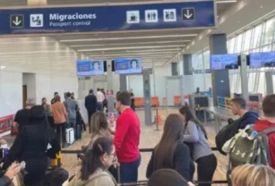 Personas cuyos vuelos se vieron cancelados o demorados por paro de maleteros.