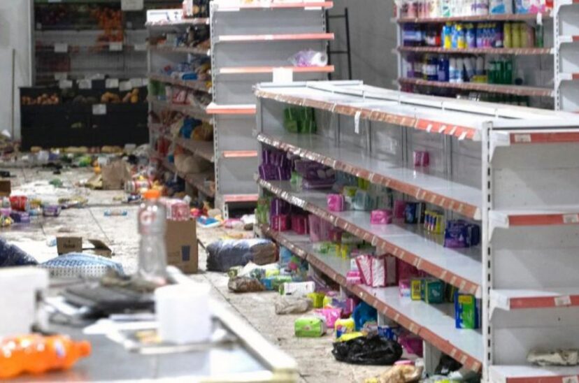 Un supermercado tras sufrir saqueos.