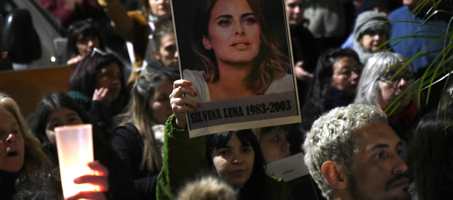 Persona sosteniendo foto de Silvina Luna en la manifestación frente a la casa de Aníbal Lotocki.