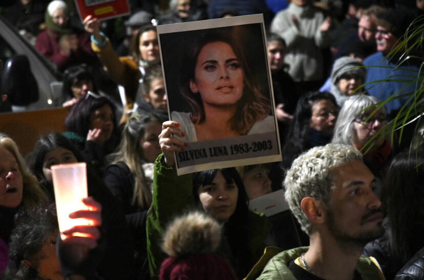 Persona sosteniendo foto de Silvina Luna en la manifestación frente a la casa de Aníbal Lotocki.