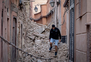Persona camina entre los escombros en Marruecos.