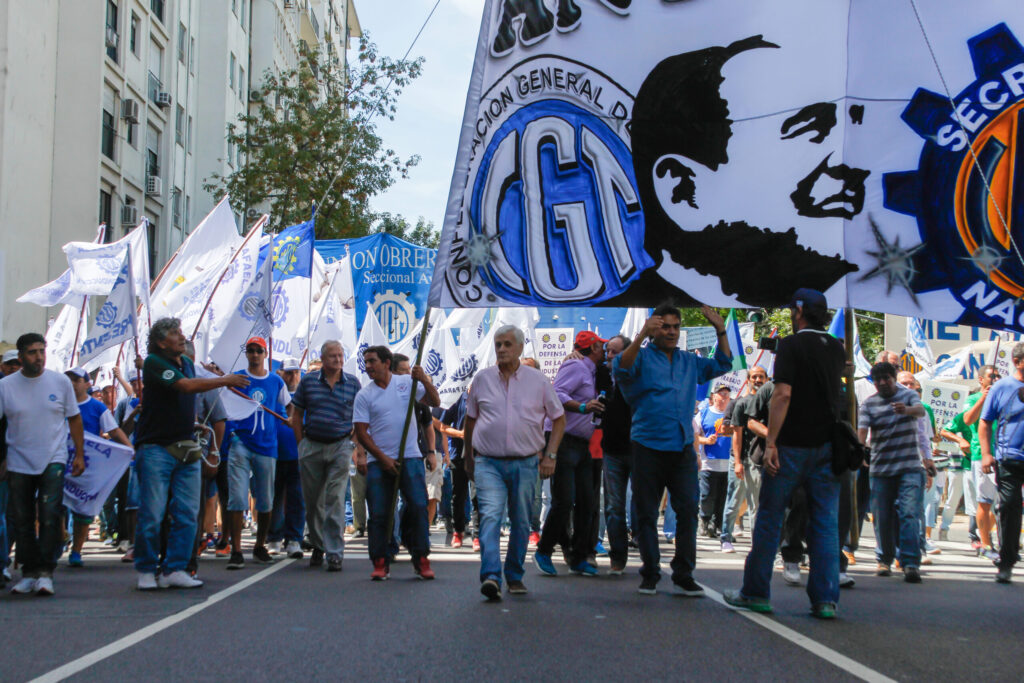 Imagen de la CGT realizando cortes.