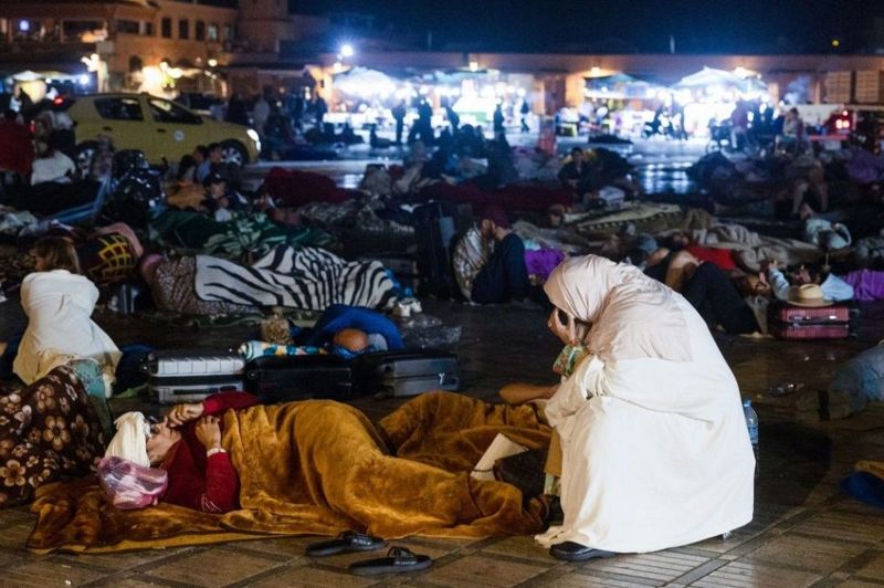 Gente durmiendo a la intemperie en Marruecos.