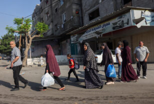 Palestinos de la Franja de Gaza abandonando sus hogares.