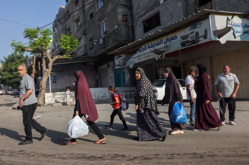 Palestinos de la Franja de Gaza abandonando sus hogares.