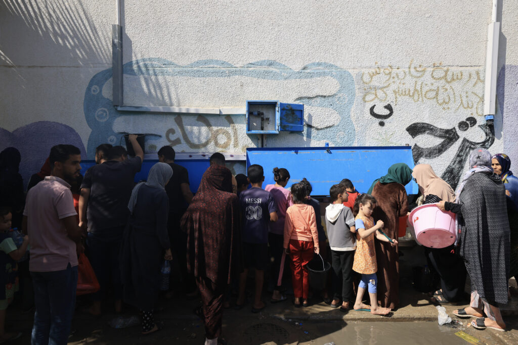 Palestinos desplazados buscan agua potable en el patio de una escuela de la ONU en Khan Yunis, sur de la Franja de Gaza.