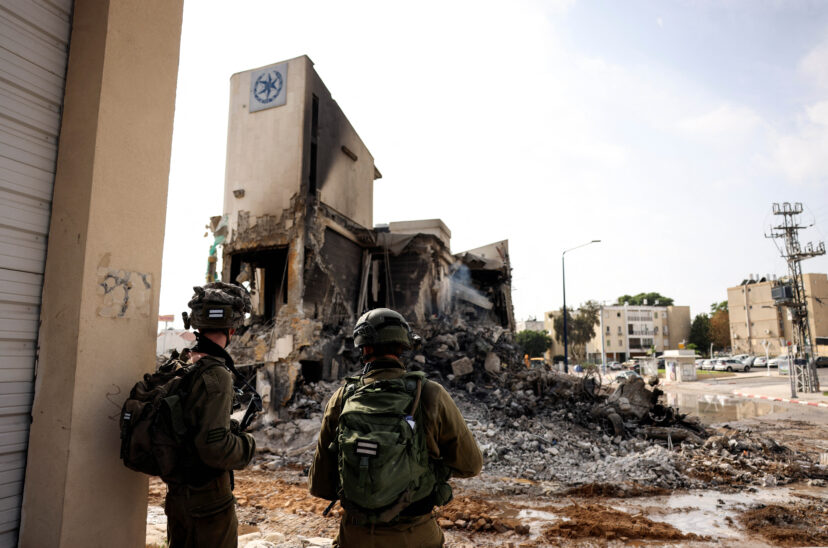 Soldados israelíes observan los restos de una comisaría que fue escenario de una batalla tras una infiltración masiva de hombres armados de Hamás procedentes de la Franja de Gaza, en Sderot, sur de Israel.