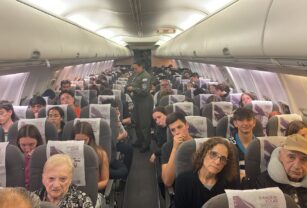 El avión con un contingente de argentinos evacuados de Israel.