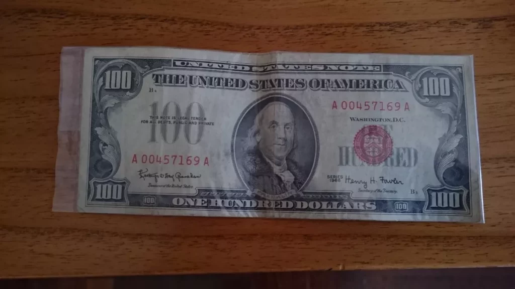 billete de 100 dólares rojo
