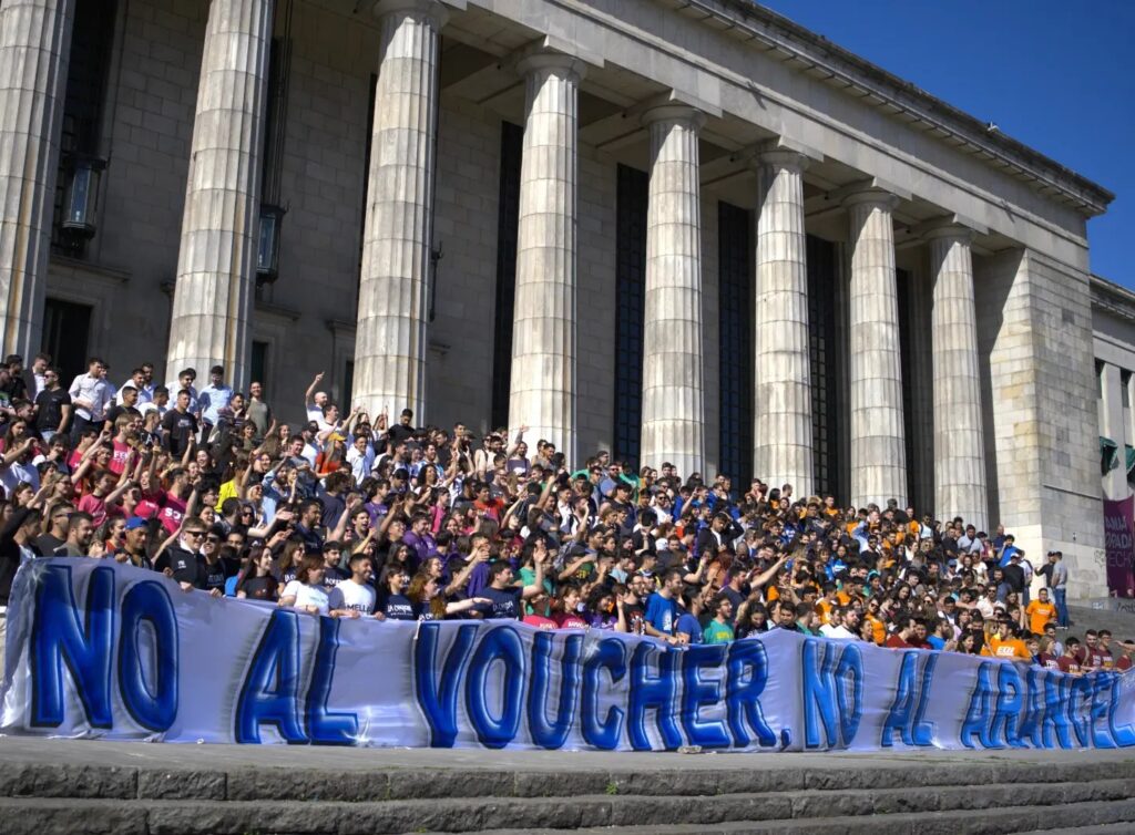 Manifestación en la Facultad de Derecho en rechazo "al voucher y al arancel". Foto: Facebook FUA.