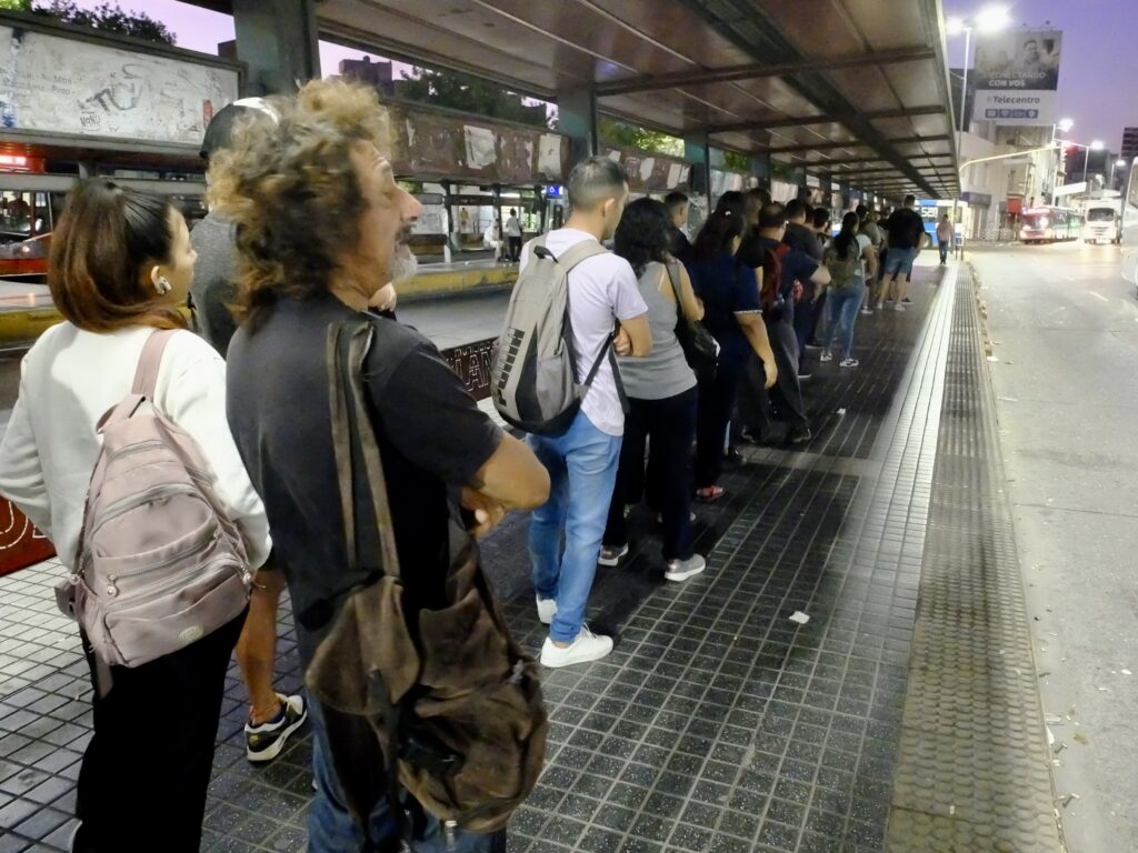 Paro total de trenes: largas filas en las paradas de colectivos. Foto: Télam.