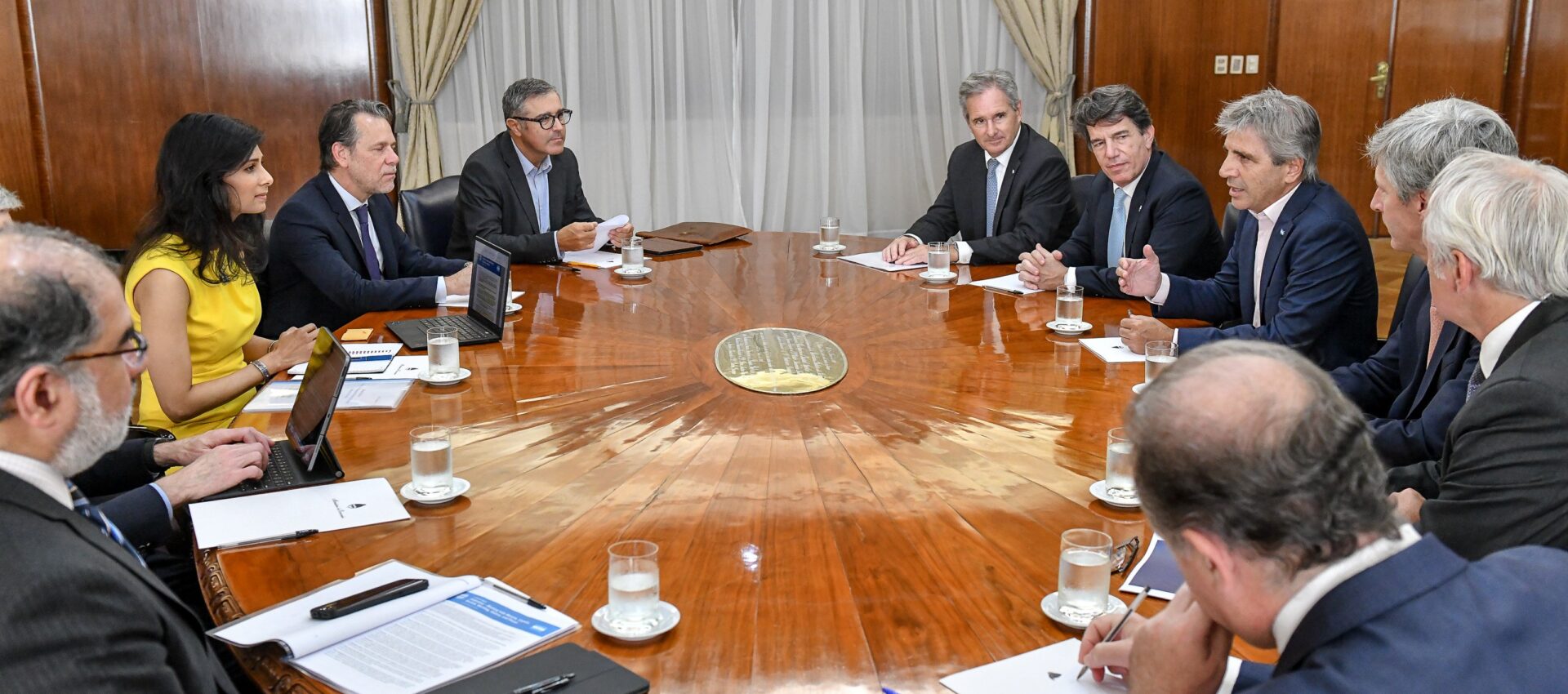 Luis Caputo reunido con funcionarios del FMI