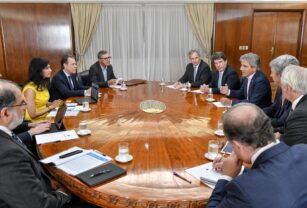 Luis Caputo reunido con funcionarios del FMI