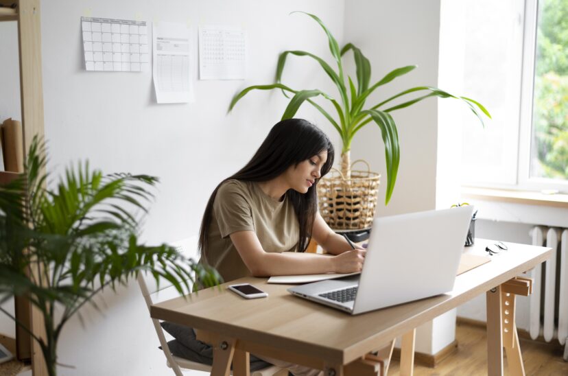 mujer-tiro-medio-escribiendo-notas-empresa