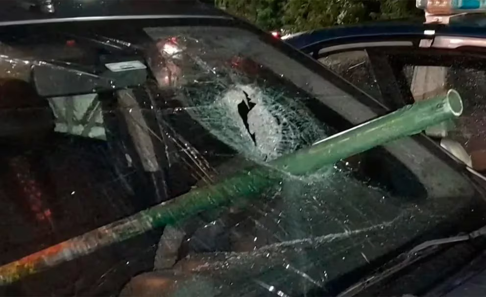 El caño que impactó sobre un auto en Belgrano