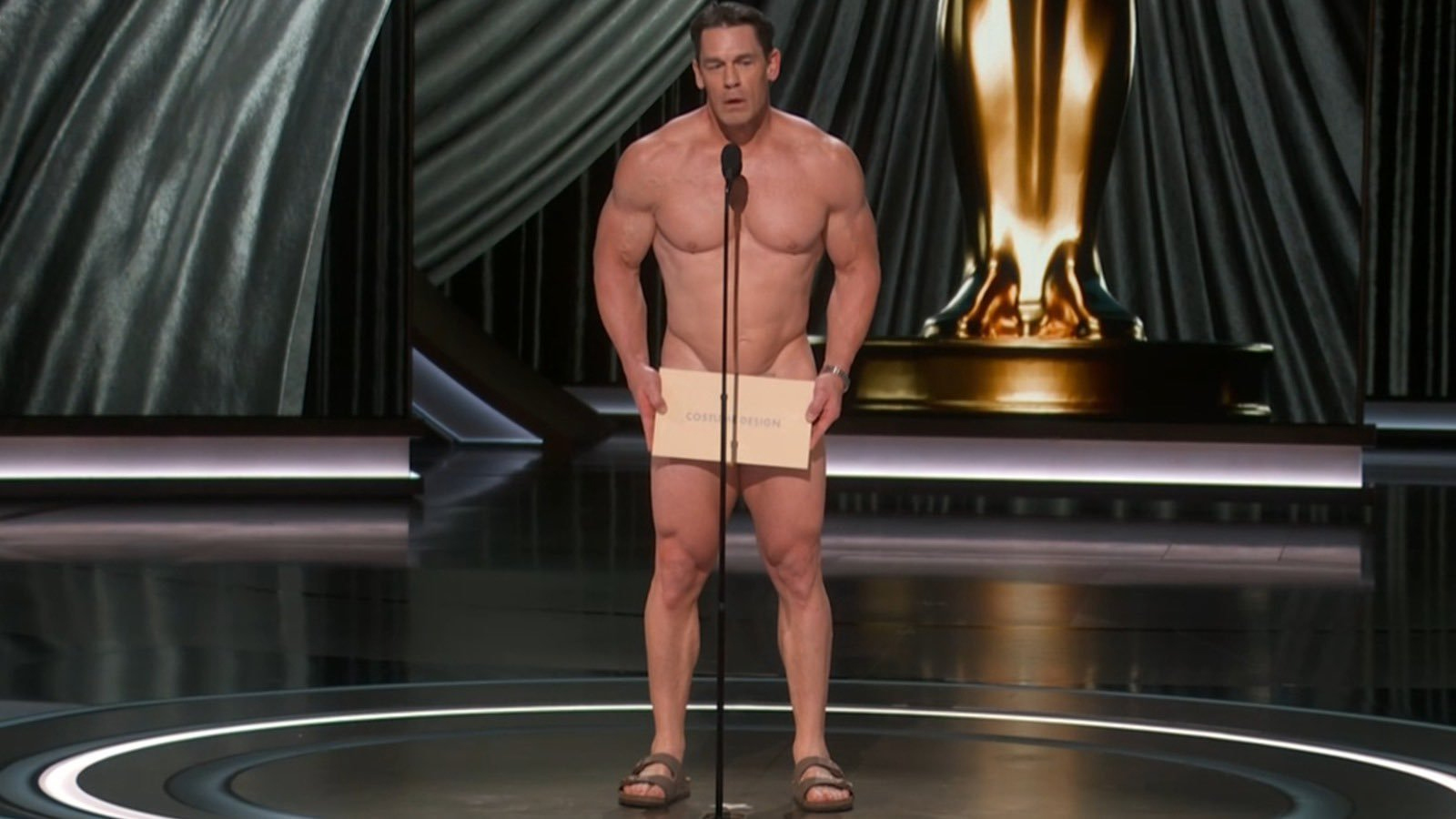 Oscar 2024: John Cena irrumpió desnudo en el escenario para anunciar al  ganador del mejor diseño de vestuario - Diario Con Vos