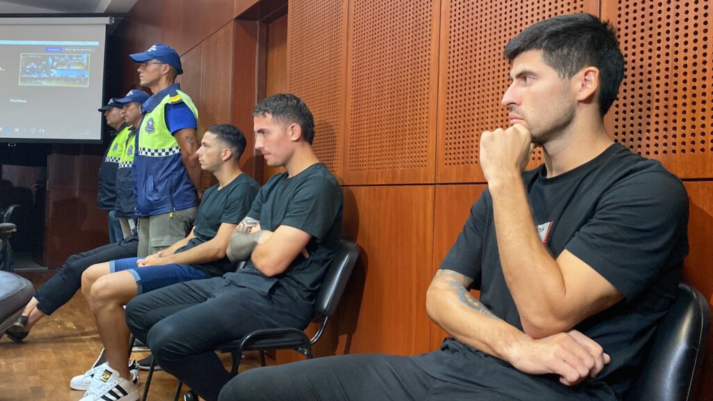 Tres de los imputados durante la audiencia por abuso sexual en Vélez.